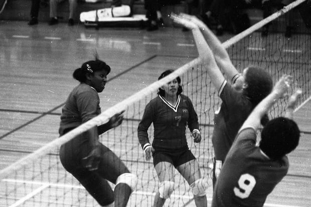 Lucha se mudó a Lima a los 13 años y fue entrenada de manera exigente por Akira Kato, esto le valió para debutar en el club de vóley del colegio Divino Maestro. (Foto: GEC Archivo Histórico)