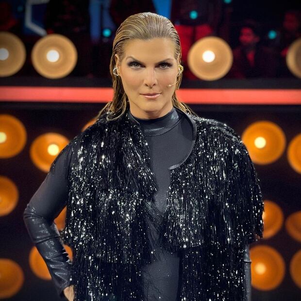 Montserrat Oliver se une a "La casa de los famosos México" para formar parte del grupo de panelistas que van al plato a comentar lo que sucede en la convivencia (Foto: TelevisaUnivision)