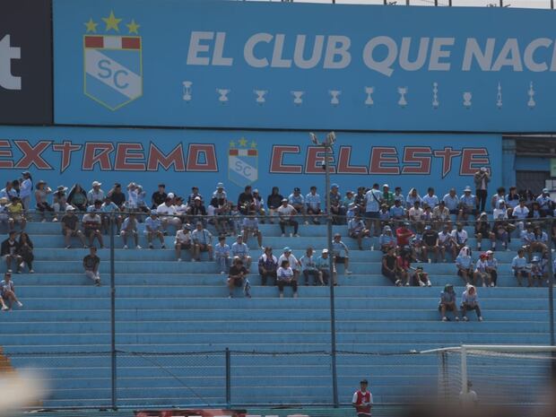 Muchos hinchas de Sporting Cristal no ingresaron al estadio y protestaron afuera. (Foto: GEC)