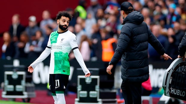 Encontronazo entre Salah y Klopp, durante el partido de Liverpool vs. West Ham (Foto: Reuters)