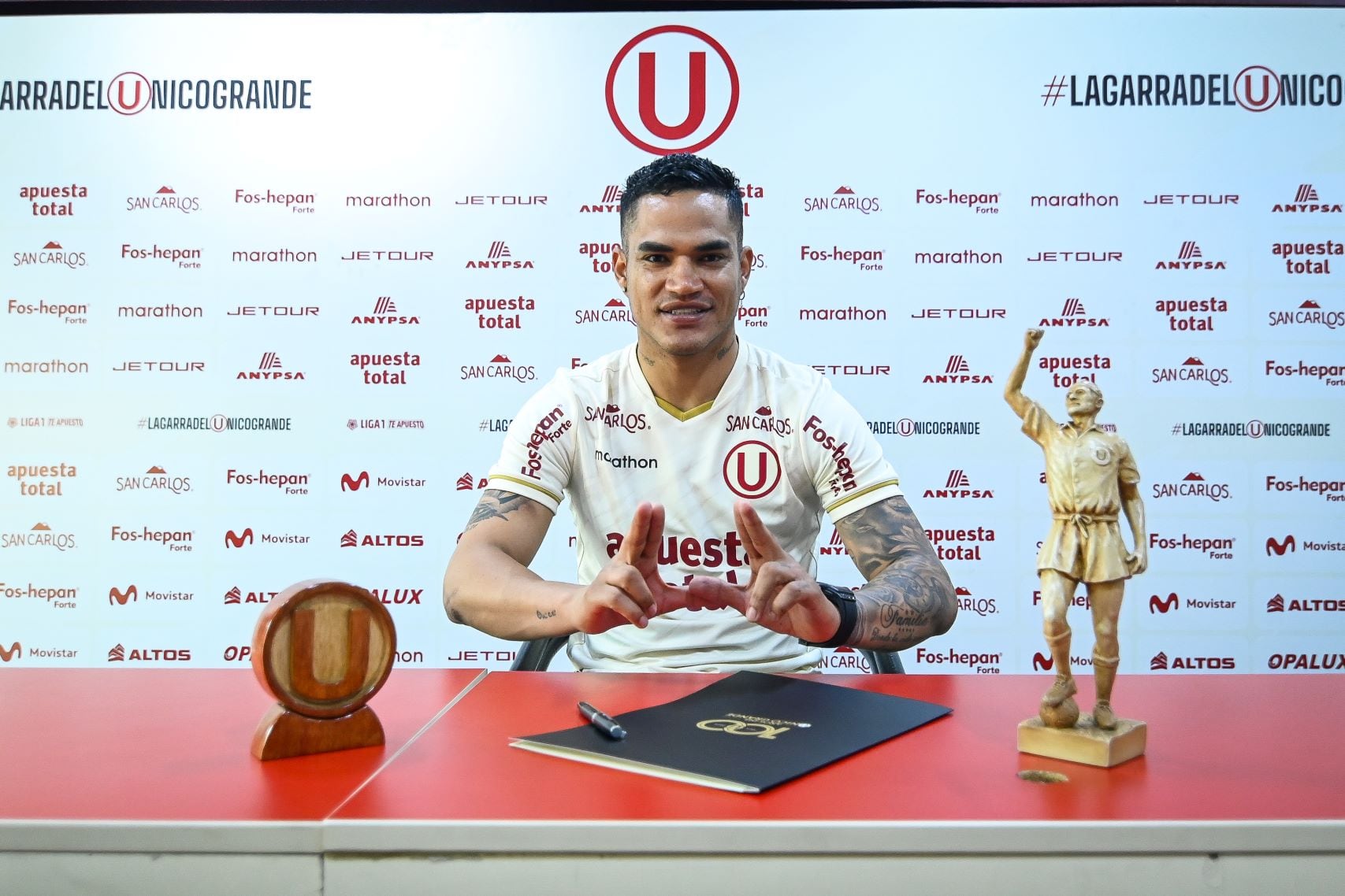 Anderson Santamaría fue presentado en Universitario de Deportes, luego de sonar en Alianza Lima. (Foto: @Universitario)